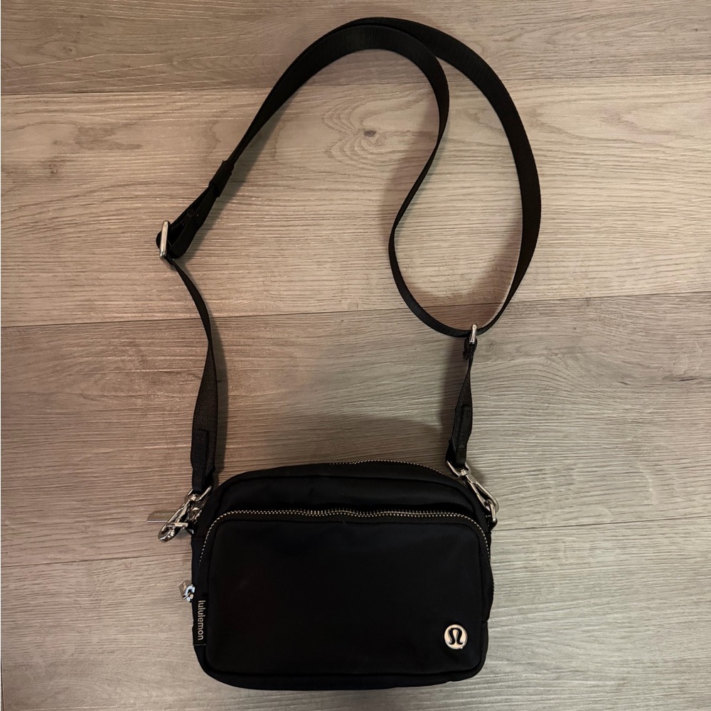 Lululemon Everywhere Crossbody Bag 2L in Black